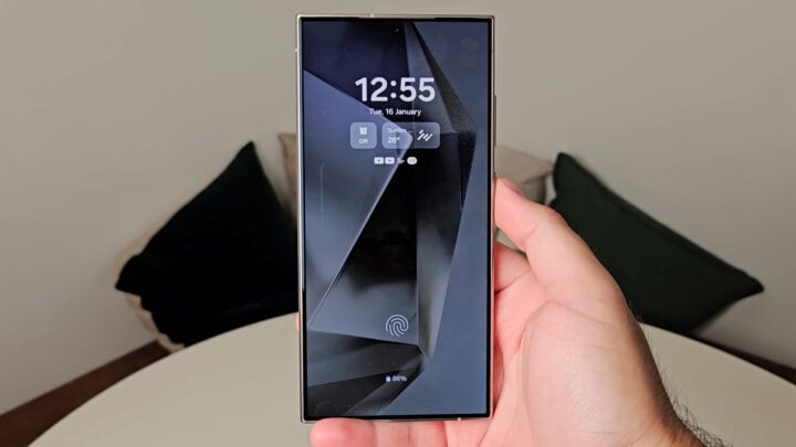 Watch One UI 6.1 lock screen clock widget customization in action on video