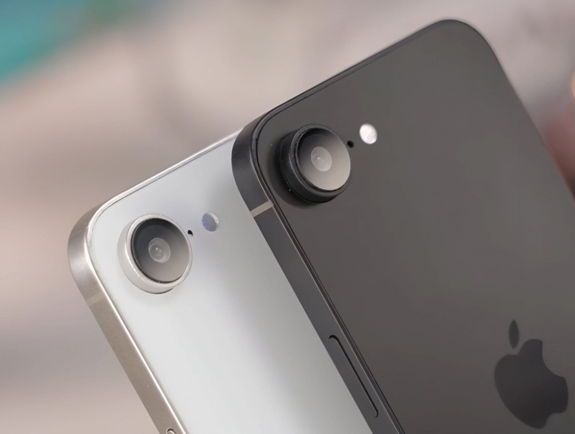 iPhone SE 4 design shown in two dummies of varying colors