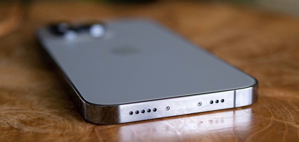 EU will not prevent Apple from launching a portless iPhone