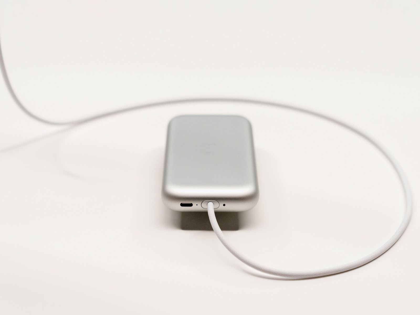 Apple Vision Air battery puck allegedly pictured