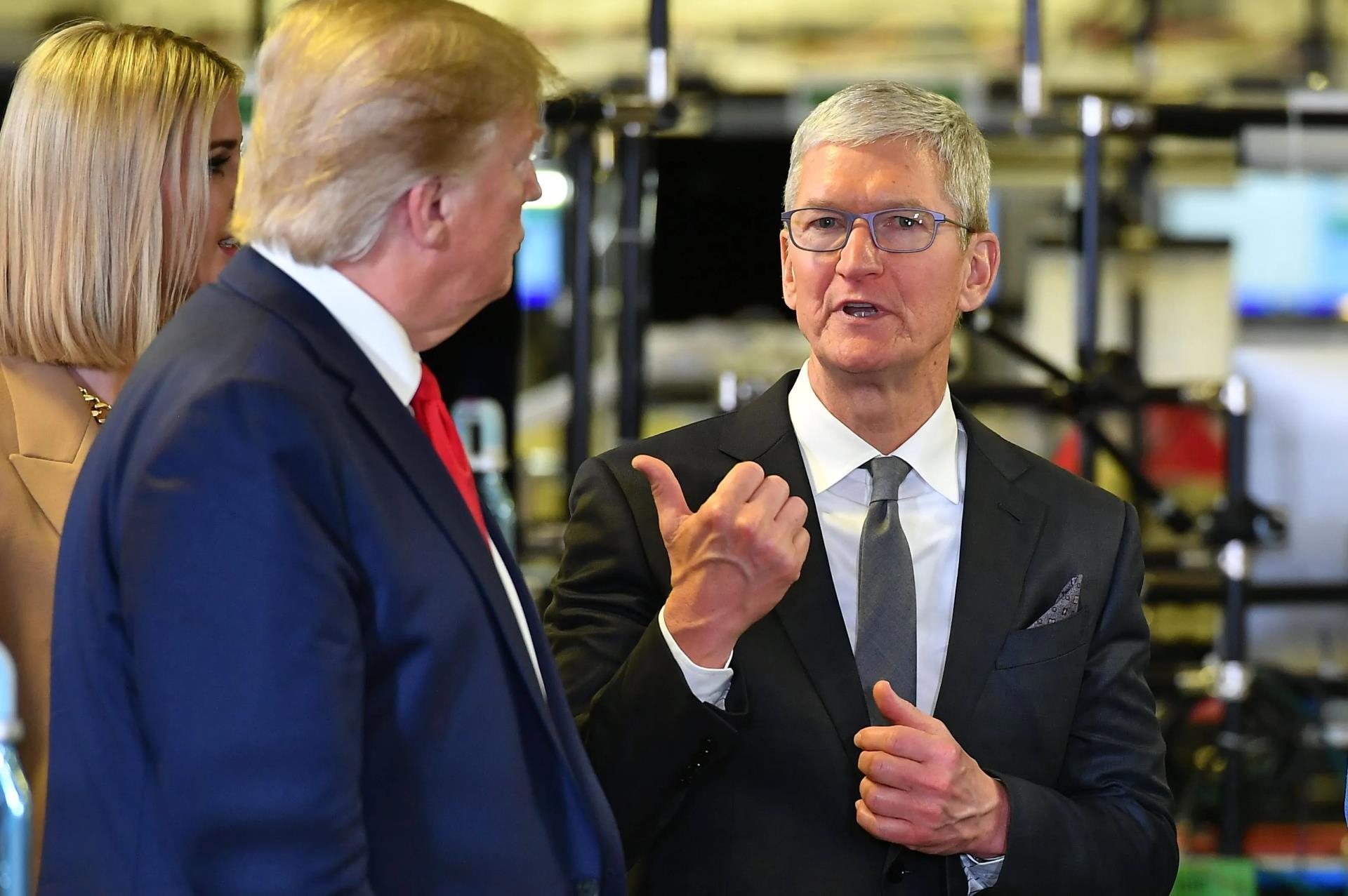 U.S. Senator wants to know what talks happened between Apple CEO Tim Cook and President Donald Trump