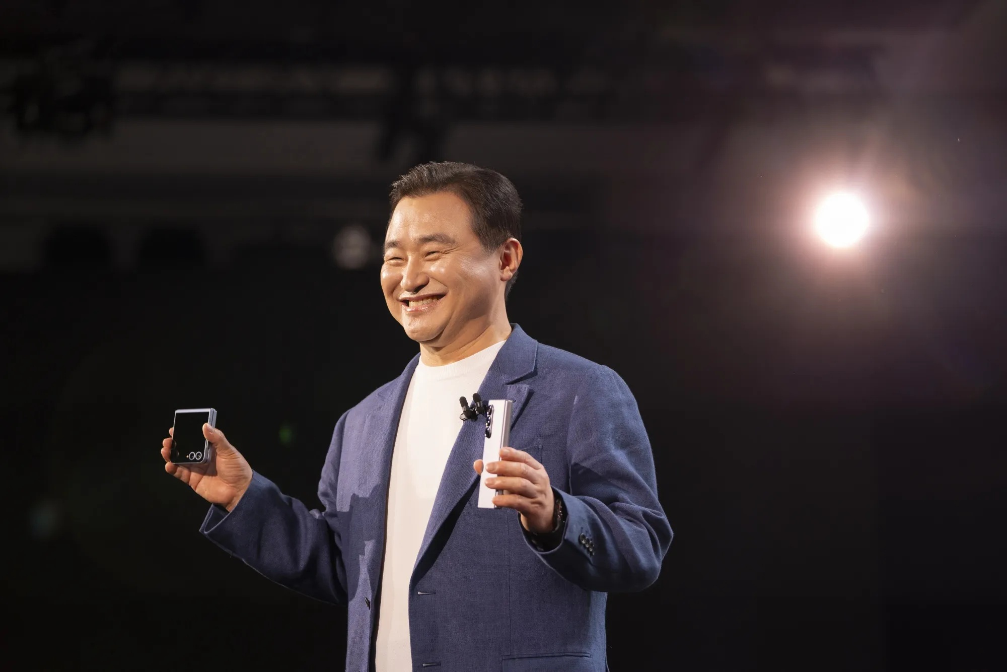 Samsung's mobile chief says that he is fine losing money on the company's latest foldable smartphones