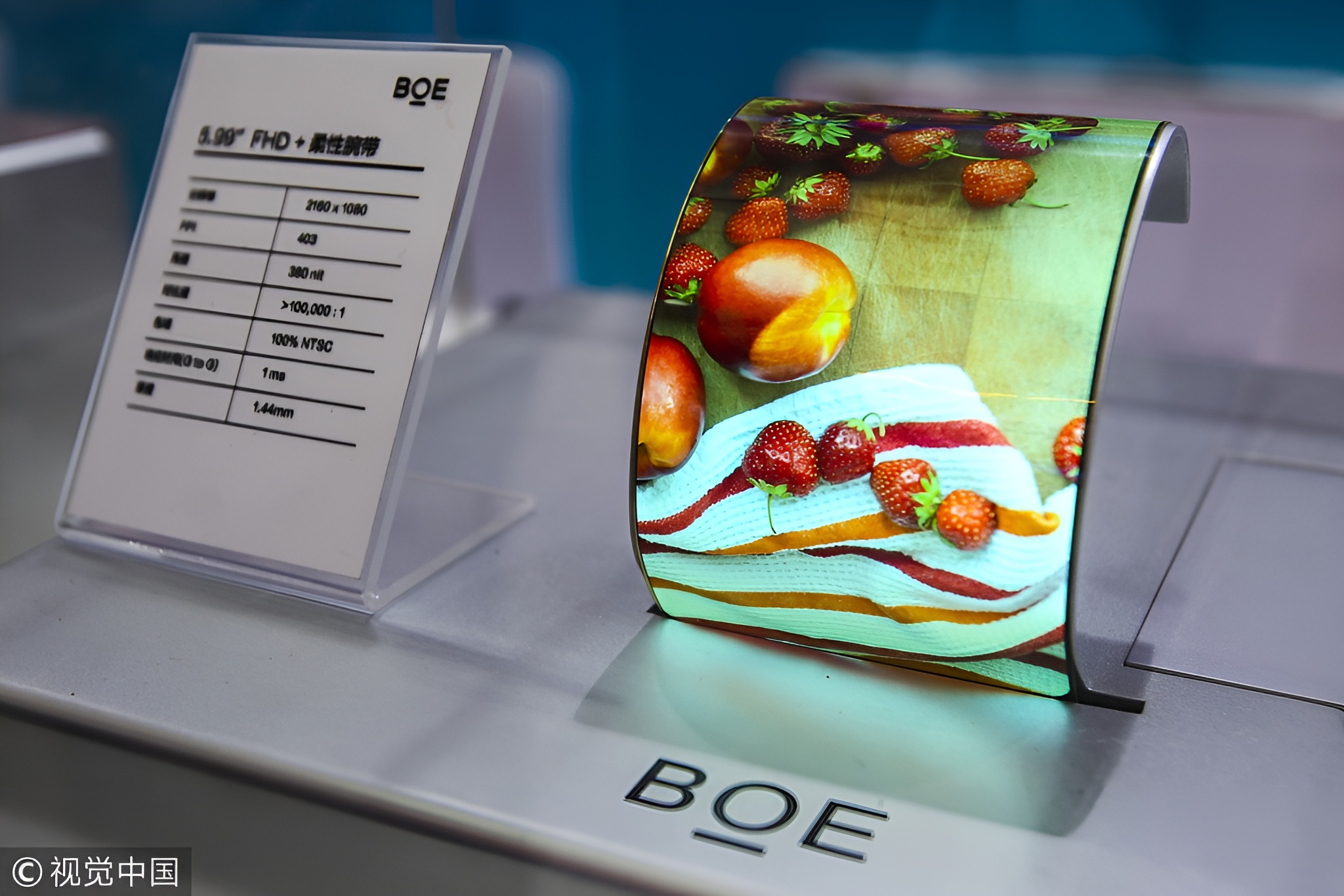 A BOE flexible display showcasing vibrant fruits is accompanied by a specification card reading '5.99 FHD+' with details including '2160 x 1080' resolution and '423 PPI'.