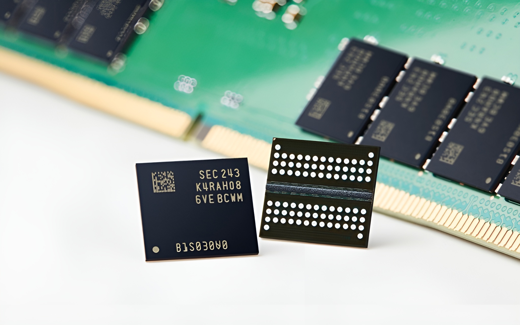 A close-up of Samsung memory chips, with one displaying the code 'SEC 243 K4RAH08 6VE BCWM'.