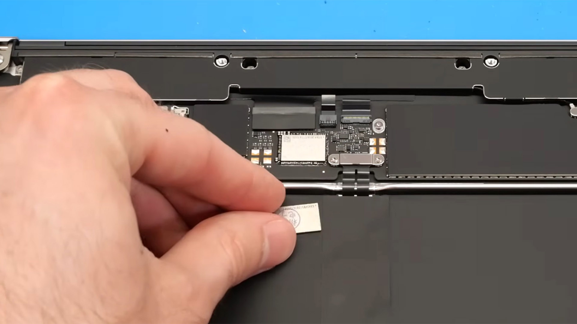 Apple is able to protect itself from the DRAM crisis by using parts made for both the iPhone and Mac