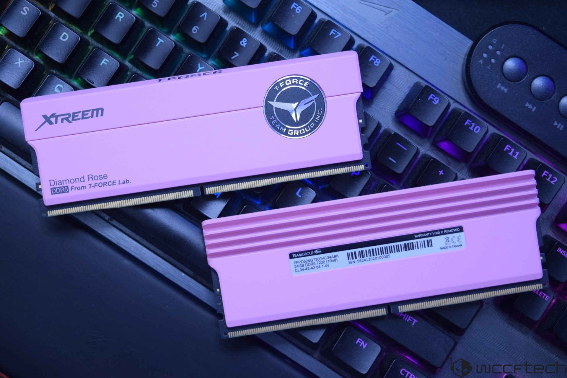 Two T-FORCE DDR5 Diamond Rose RAM sticks are placed on a keyboard, featuring 'Xtreem' branding and specifications of 7200 MHz, 24GB.