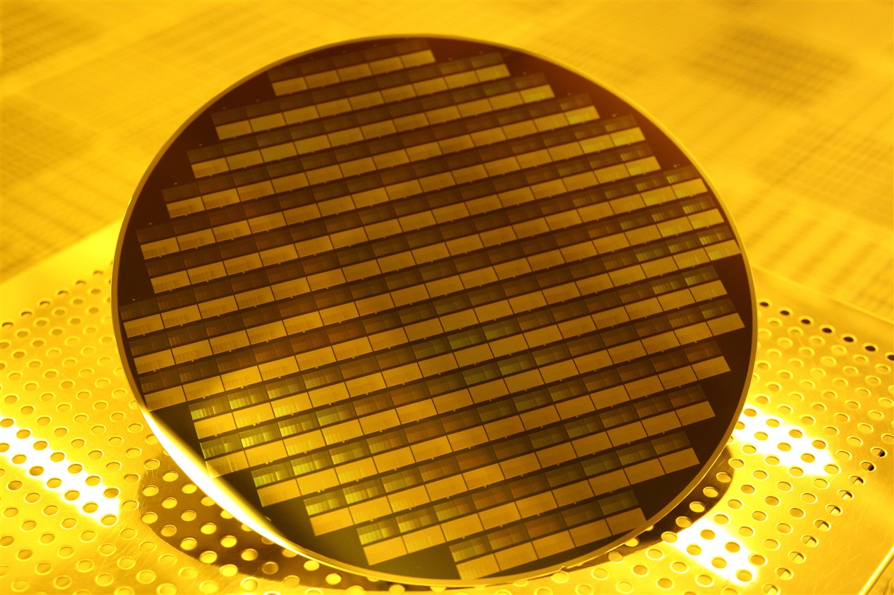 Hormuz Turmoil Threatens Chipmaking: Rising Photoresist Shortages Put Semiconductor Supply Chains on Edge