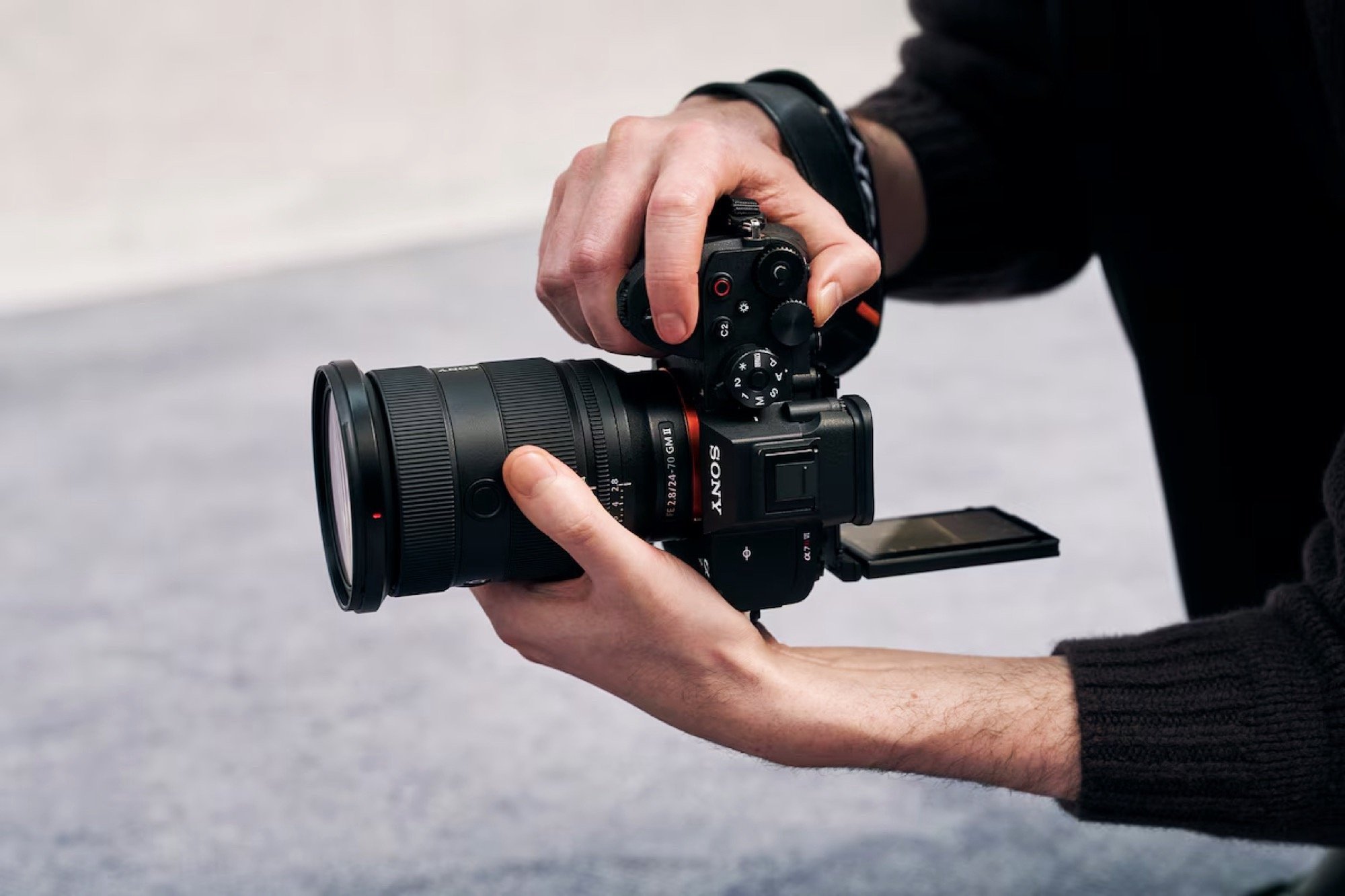 Sony A7R VI Debuts: New 66MP Full-Frame Sensor Paired with a Crisp 9.44MP OLED EVF