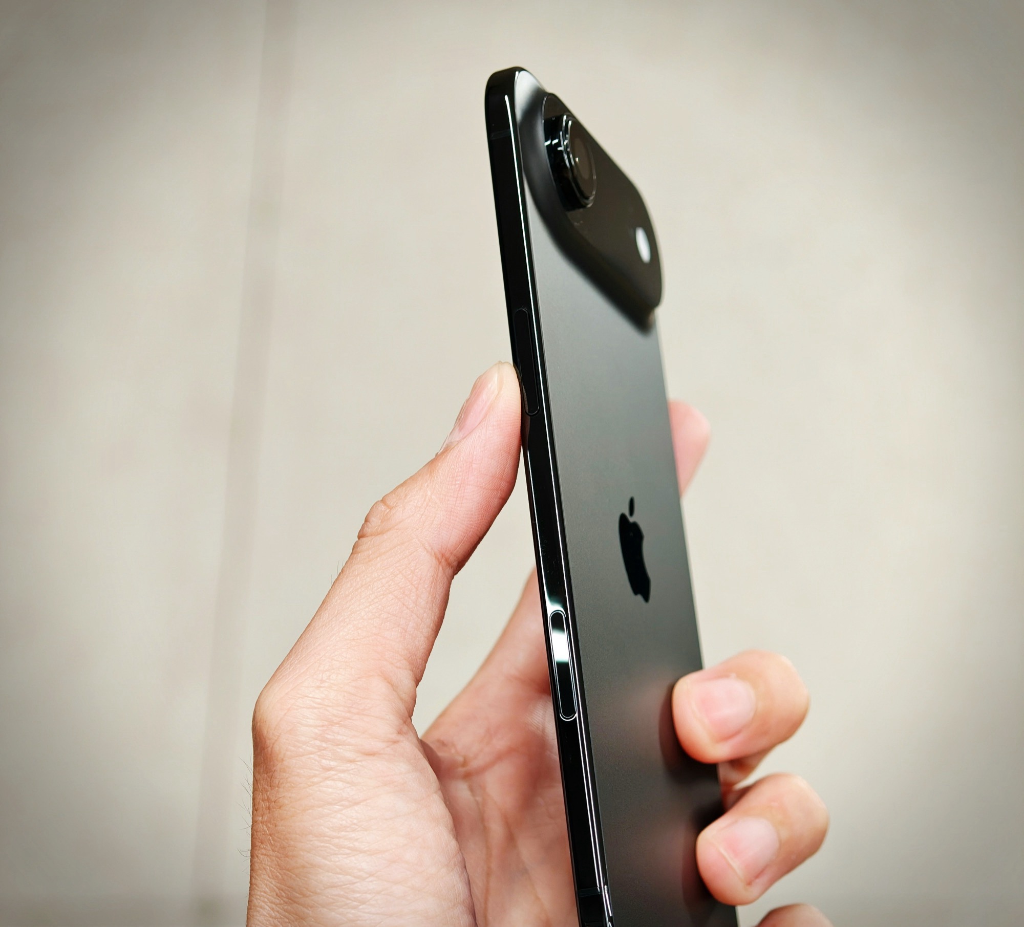 Bloomberg Reveals Three Big Upgrades Coming to Apple’s iPhone Air 2
