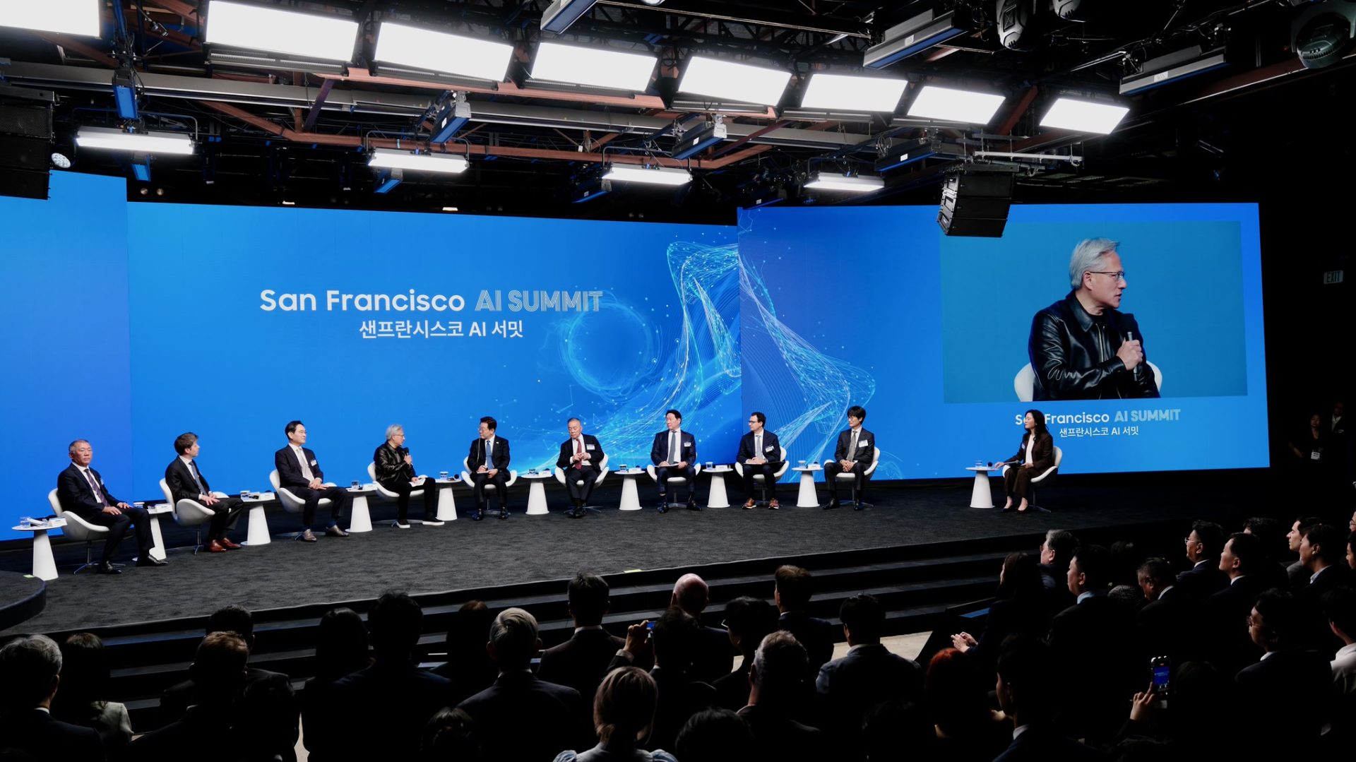 A panel of people seated on stage at the 'San Francisco AI Summit,' with a large blue backdrop displaying the event's name in English and Korean.